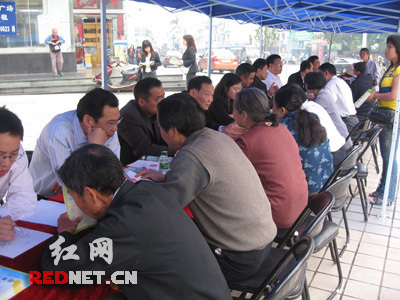 长沙法律援助律师走上街头开展法律咨询(图)_新闻中心_新浪网
